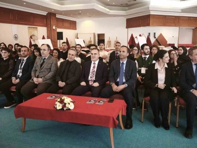 Vali Akbıyık gen&ccedil;lerle &ccedil;alıştayda buluştu
