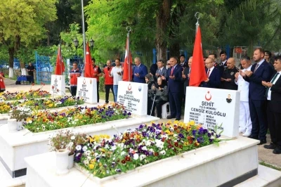 Vali Akbıyık, Kurban Bayramı nedeniyle şehitliği ziyaret etti
