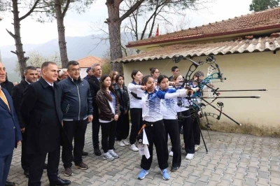 Vali Akbıyık Ok&ccedil;uluk Milli takım antren&ouml;r&uuml; S&ouml;zen&rsquo;i ziyaret etti
