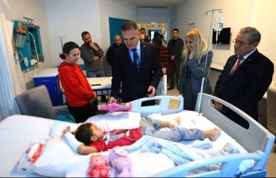 Vali Akbıyık yeni yılı hasta, yaşlı ve g&ouml;rev yapanları ziyaretler ile girdi
