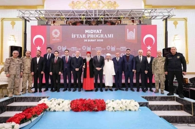 Vali Akkoyun, Midyat&rsquo;ta vatandaşlarla iftarda bir araya geldi

