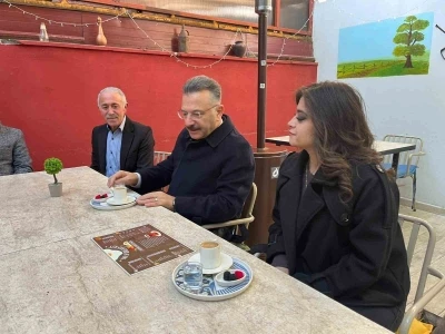 Vali Aksoy, işitme engelli genç girişimci kadının açtığı işletmede sabah kahvesini içti
