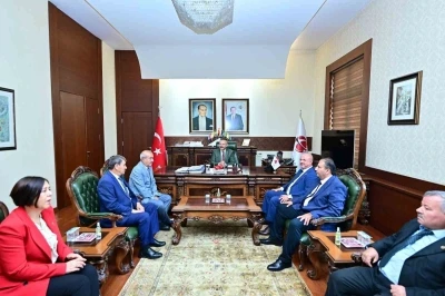 Vali Aksoy muhtarlar heyetini makamında kabul etti.
