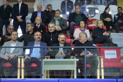 Vali Aksoy, Türkiye Hentbol Erkekler Süper Lig maçını tribünden takip etti
