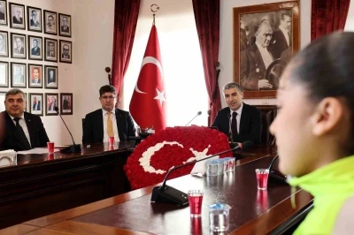 Vali Aktaş: "Sporda ve eğitimde başarı g&ouml;steren gen&ccedil;ler şehrin en kıymetli hazinesidir"
