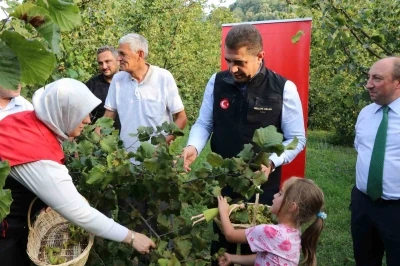 Vali Aslan, önce horon oynadı ardından hasat sezonunu açtı
