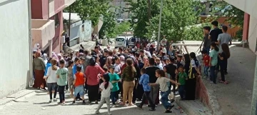 Vali Atay &ccedil;ocuklara bayram har&ccedil;lığı dağıttı
