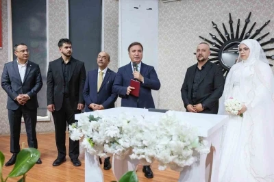 Vali Aydoğdu, gen&ccedil; &ccedil;iftin nikah şahitliğini yaptı
