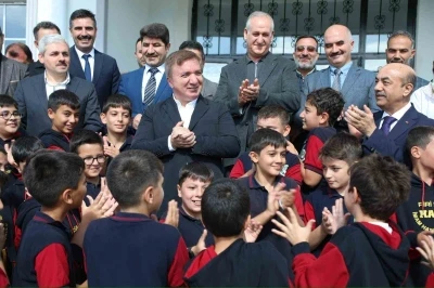 Vali Aydoğdu, ortaokul öğrencileriyle bir araya geldi
