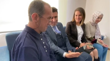 Vali Ayg&ouml;l, M&uuml;ge Anlı&rsquo;yı &ccedil;ok seven Oğuzhan&rsquo;ı kırmayarak telefonla g&ouml;r&uuml;şt&uuml;rd&uuml;
