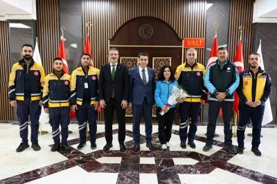 Vali Aygöl telsizden sağlık personellerine seslendi: &quot;Sizlerle gurur duyuyoruz&quot;
