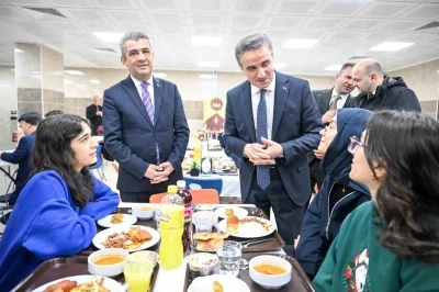 Vali Baruş &ouml;ğrencilerle iftar yaptı
