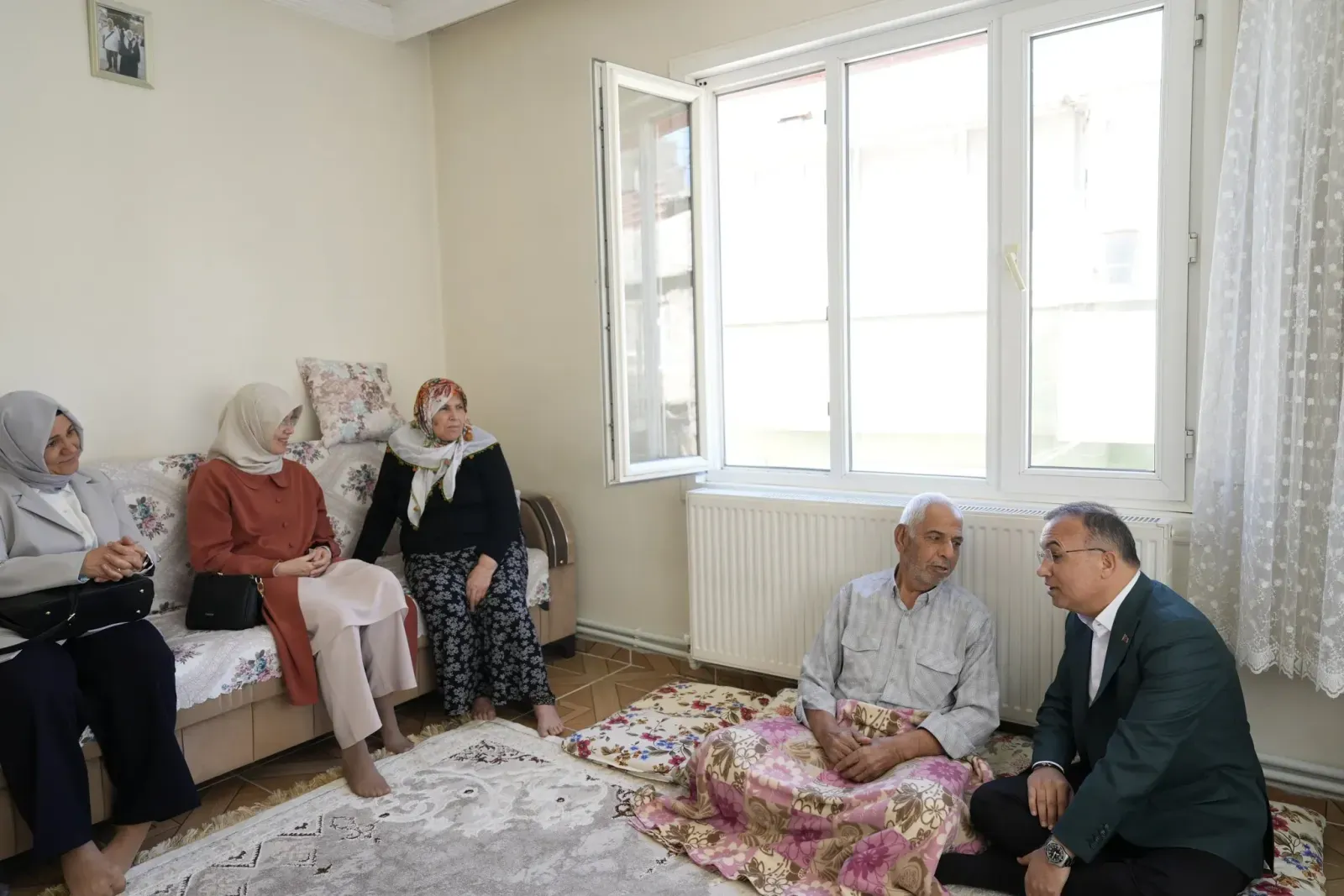 Vali Çeber yaşlı çiftin kapısını çaldı!