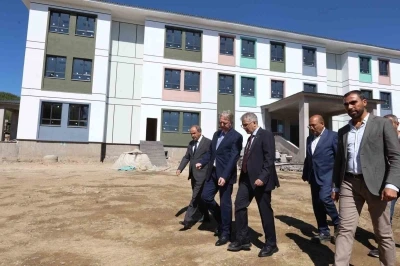 Vali &Ccedil;elik, okul inşaatını inceledi
