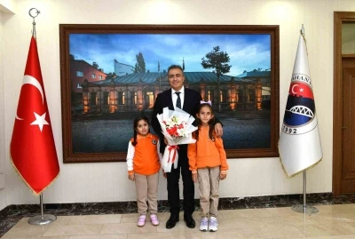 Vali Çiçek, İlköğretim Haftasında öğrencileri ağırladı
