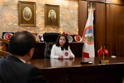 Vali &Ccedil;i&ccedil;ek&rsquo;in makamı 23 Nisan&rsquo;da &ccedil;ocuklara emanet
