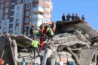 Vali Çiçek, Kahramanmaraş depremini yönettiği afet tırında deprem tatbikatını takip etti
