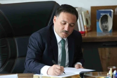 Vali &Ccedil;i&ccedil;ek: "15 Temmuz 2016 gecesi aziz milletimiz d&uuml;nya tarihine altın harflerle yazılan b&uuml;y&uuml;k bir destana imza atmıştır"
