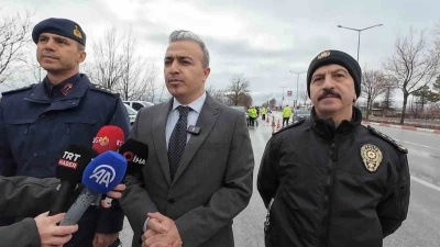 Vali &Ccedil;i&ccedil;ek: "Bayramda vatandaşımızın huzuru i&ccedil;in sahadayız"
