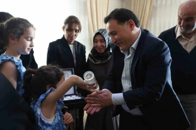Vali &Ccedil;i&ccedil;ek, şehit aileleriyle bayramlaştı
