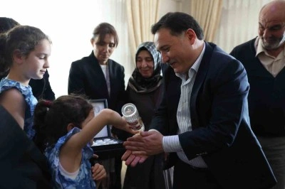 Vali &Ccedil;i&ccedil;ek, şehit aileleriyle bayramlaştı