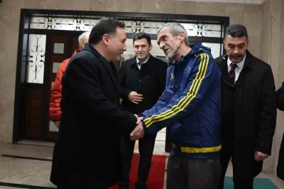 Vali &Ccedil;i&ccedil;ek&rsquo;ten ev ziyareti
