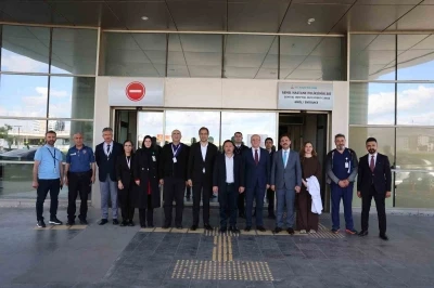 Vali &Ccedil;i&ccedil;ek&rsquo;ten hastanede tedavi g&ouml;ren vatandaşlara bayram ziyareti
