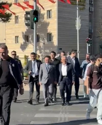 Vali Çiçek, trafik ışıklarını bekleyerek karşıya geçti
