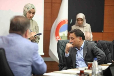 Vali &Ccedil;i&ccedil;ek, vatandaşlarla bir araya gelmeye devam ediyor
