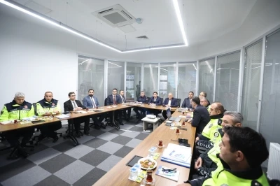 Vali &Ccedil;i&ccedil;ek ve Başkan B&uuml;y&uuml;kkılı&ccedil; Trafik Kontrol Merkezi&rsquo;nde

