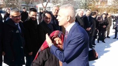 Vali &Ccedil;i&ccedil;ekli g&ouml;revine başladı
