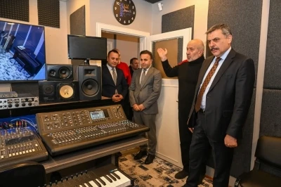 Vali &Ccedil;ift&ccedil;i&rsquo;den "Dua" filmi y&ouml;netmenine ziyaret
