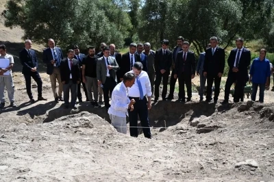 Vali Çiftçi, Hınıs Parmaksız Kale Höyüğü’nde incelemelerde bulundu
