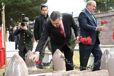 Vali Çiftçi, Karskapı ve Erzurum polis şehitliğini ziyaret etti
