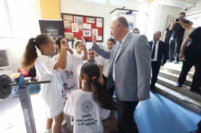 Vali Coşkun minik sporcuların heyecanına ortak oldu
