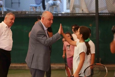 Vali Coşkun minik sporcularla bir araya geldi
