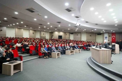 Vali Doğan, üniversite öğrencileri ile kariyer tecrübelerini paylaştı
