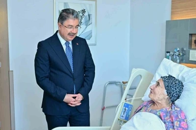 Vali Dr. Erdin&ccedil; Yılmaz&rsquo;dan şehit annesine hastanede ziyaret
