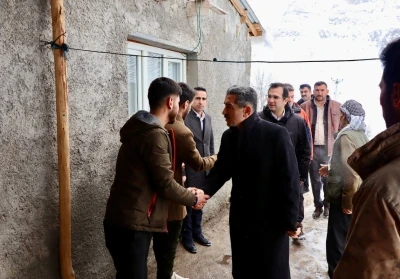 Vali Ekici &ccedil;ığ d&uuml;şen k&ouml;yde incelemelerde bulundu
