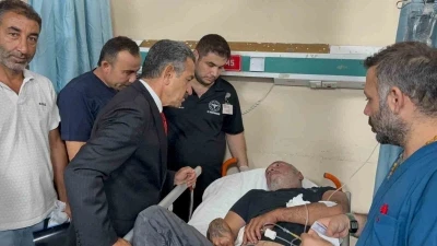 Vali Ekici, Cudi Dağı d&ouml;n&uuml;ş&uuml;nde yaralanan 34 vatandaşı ziyaret etti
