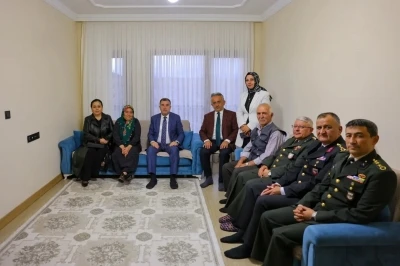 Vali Eldivan Kıbrıs gazisi ve şehit ailesiyle bir araya geldi
