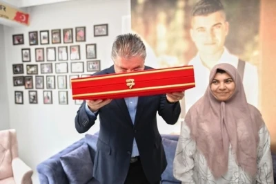 Vali Erdin&ccedil; Yılmaz, Şehit Recep &Ccedil;etin&rsquo;in ailesine bayram ziyaretinde bulundu
