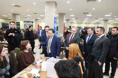 Vali G&ouml;kmen &Ccedil;i&ccedil;ek, ER&Uuml; &ouml;ğrencileri ile iftar yaptı
