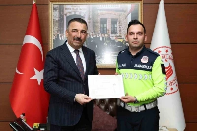 Vali Hacıbektaşoğlu&rsquo;ndan trafik ekiplerine başarı belgesi
