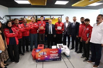 Vali Hatipoğlu, başarılı gençlerle bir araya geldi
