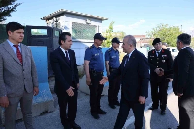 Vali Hatipoğlu, g&ouml;revi başındaki personellerle bayramlaştı
