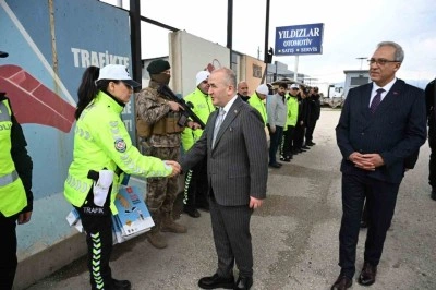 Vali Hatipoğlu, uygulama noktalarında g&uuml;venlik g&uuml;&ccedil;leri ve vatandaşlarla bayramlaştı