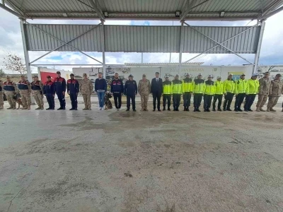 Vali Kalaylı uygulama noktasında g&uuml;venlik g&uuml;&ccedil;leri ve vatandaşlarla bayramlaştı
