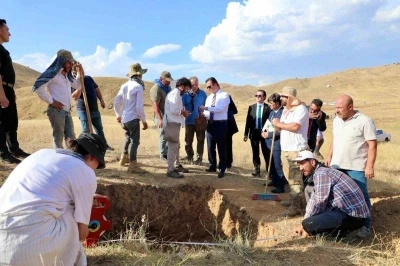Vali Karakaya, Karçınbaşı kazı alanında incelemelerde bulundu
