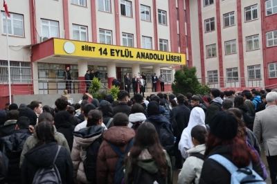Vali Kızılkaya &Ouml;ğrencilerle Bayrak T&ouml;reninde